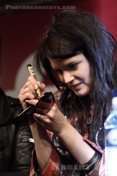 THE KILLS - 2008-03-18 - PARIS - FNAC Montparnasse - Alison Nicole Mosshart